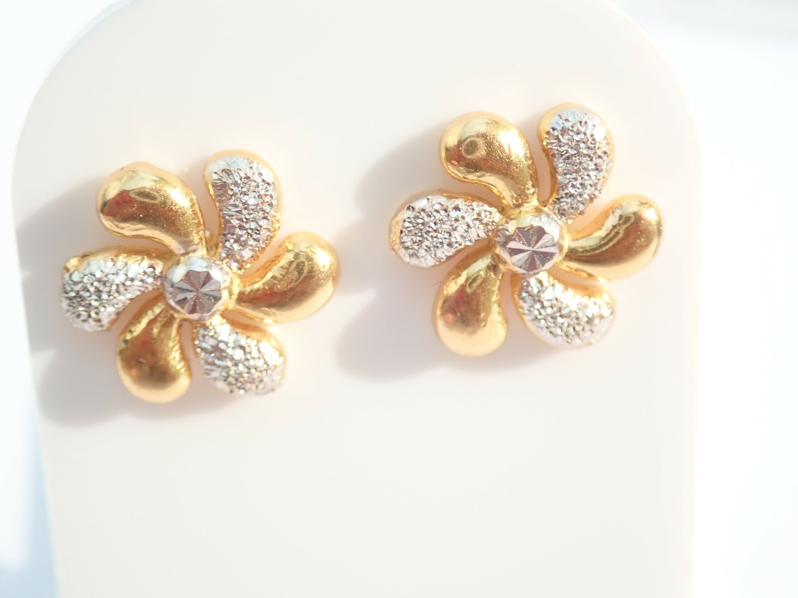 Buy quality 916 GOLD HEART SHAPE EARRING in Ahmedabad