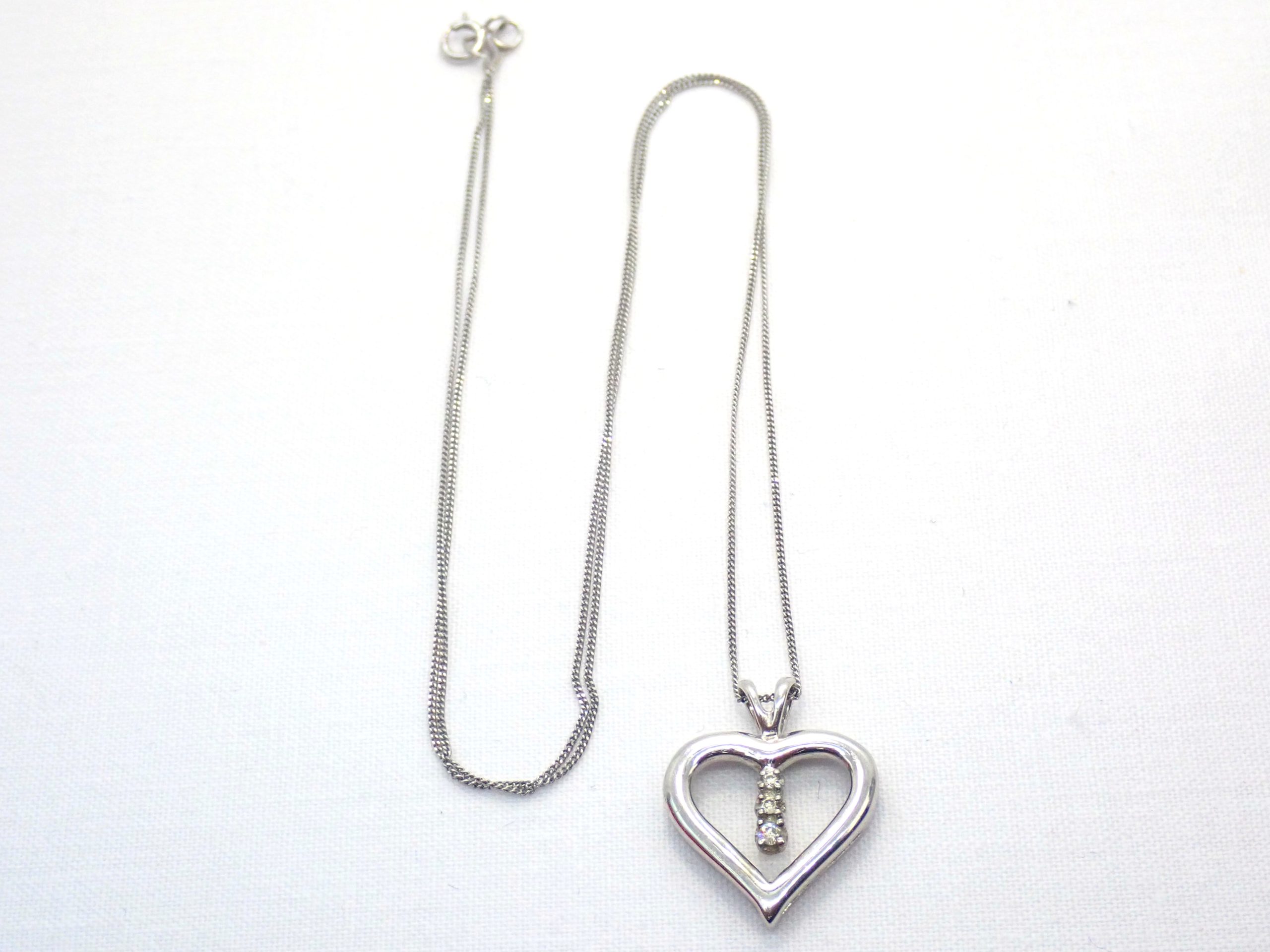 Beautiful! Diamond Heart Pendant & 18″ Curb Chain 9 carat White Gold ...
