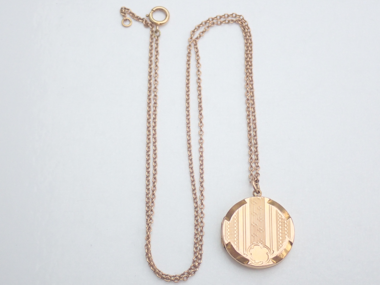 375 Gold Round engraved Locket Pendant 20 inch chain- 7.0g