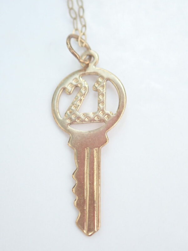 Gold 21 Key Pendant 9ct 17 inch Chain