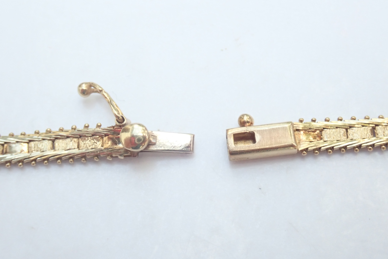 9ct Gold Woven Choker Pendant 16 inch Chain
