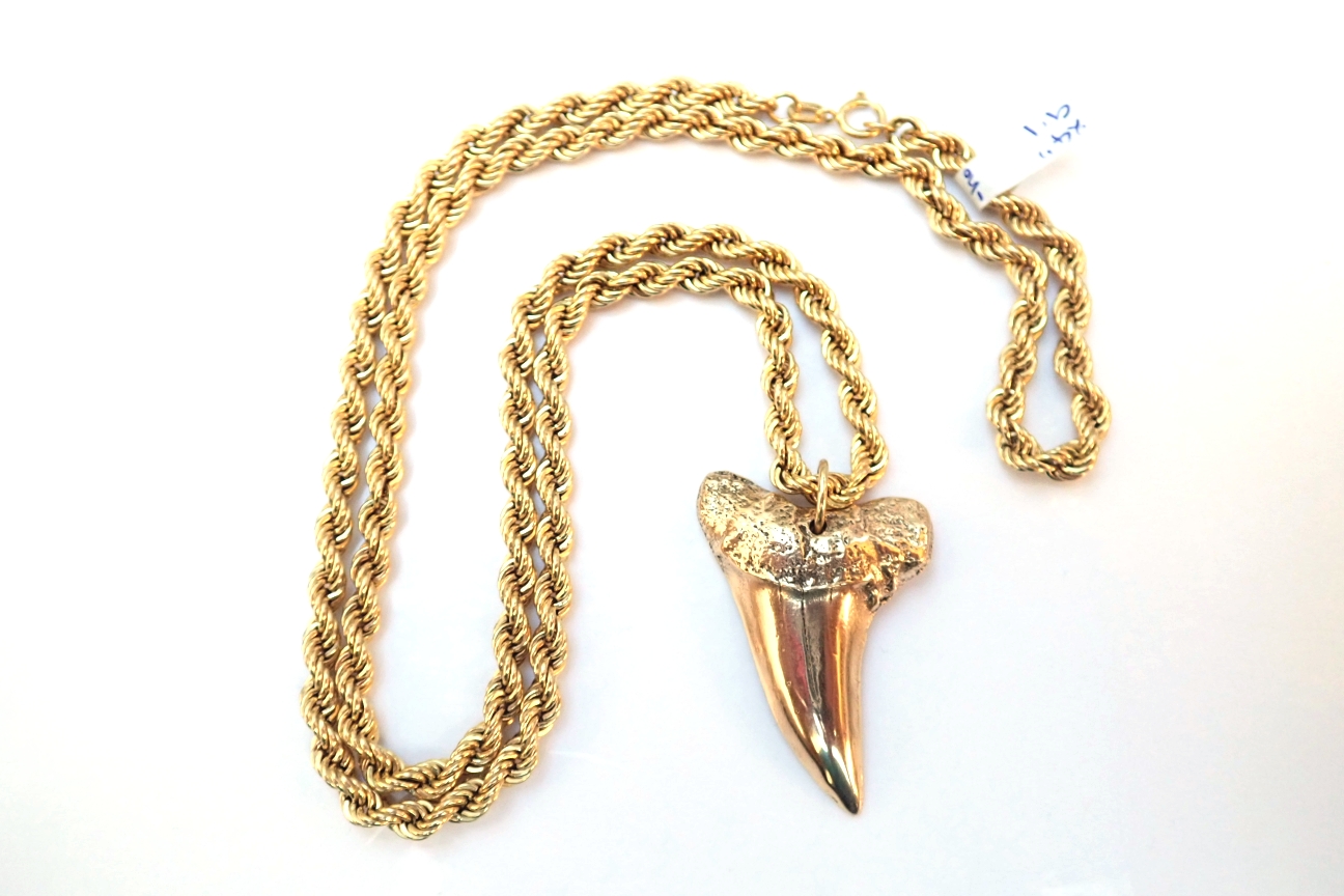 Stunning! Handmade Solid 9ct Great white Sharks Tooth 3.6cm long No chain