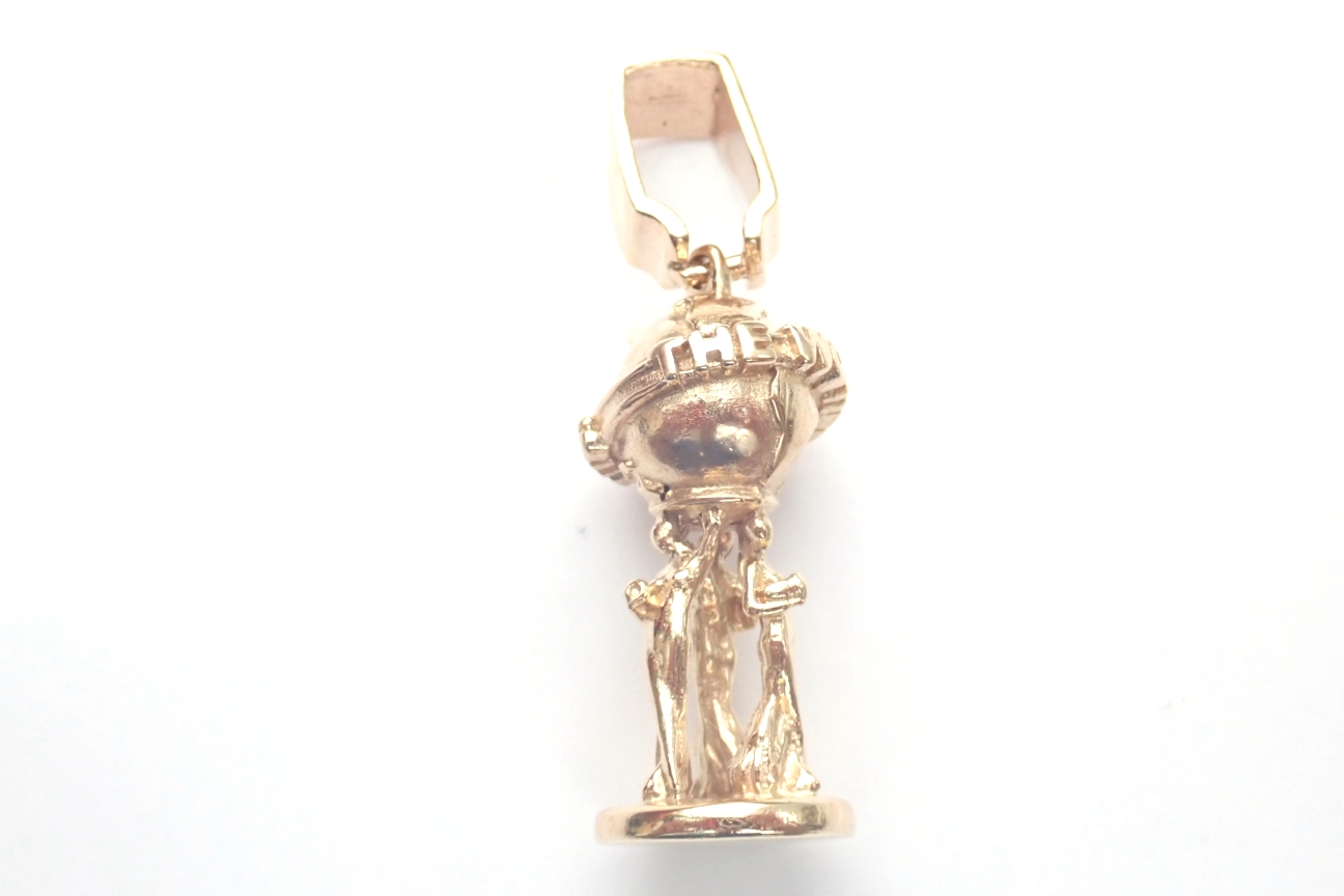 The World is Yours 9ct Gold Pendant - 28 grams
