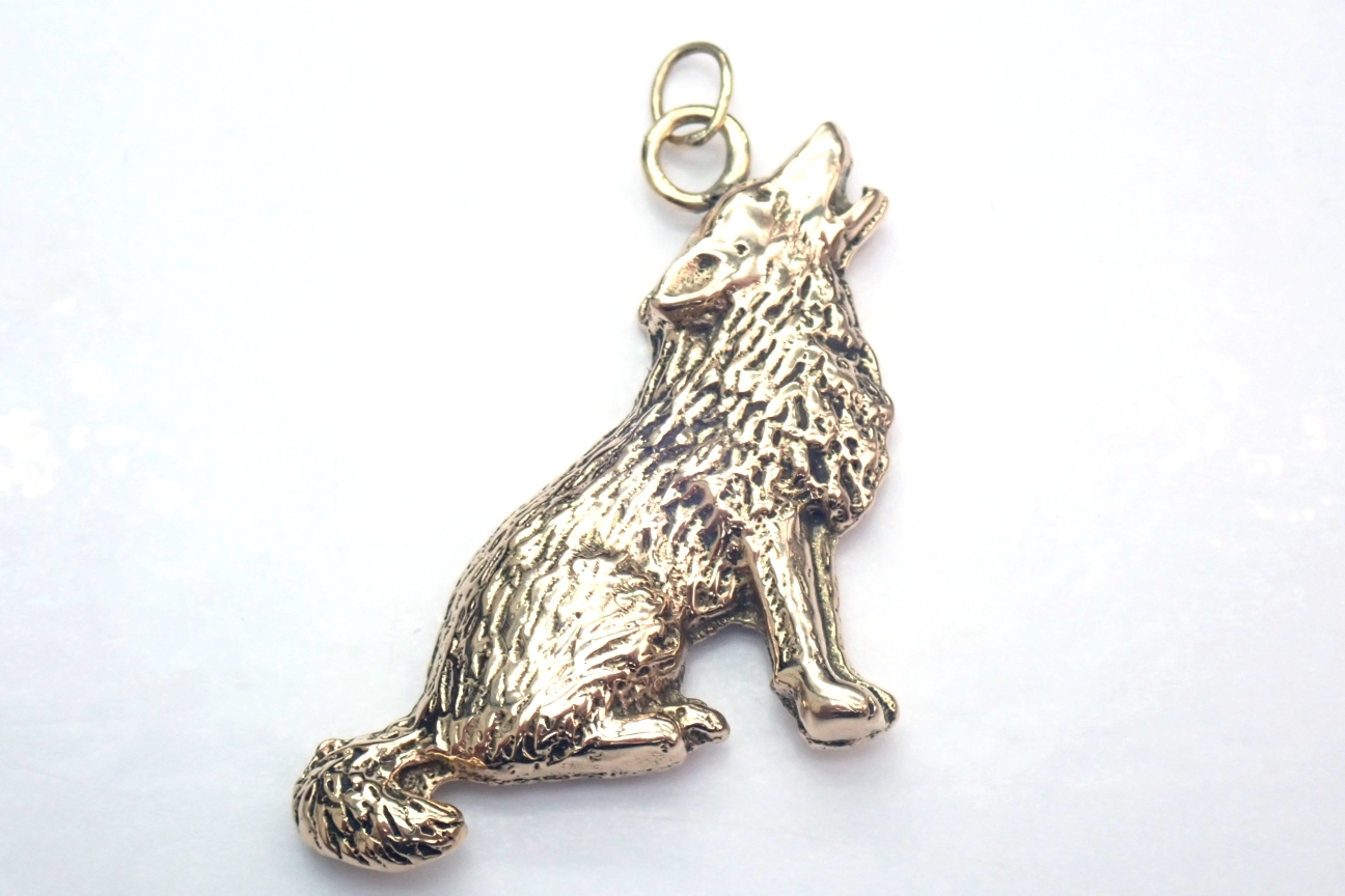 375 9ct Gold Howling Wolf Pendant