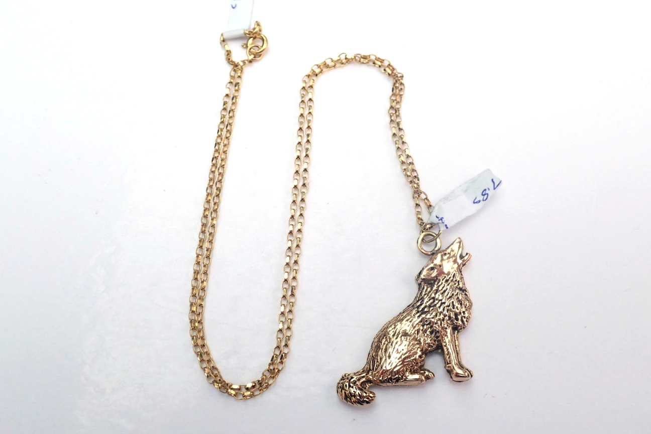 375 9ct Gold Howling Wolf Pendant